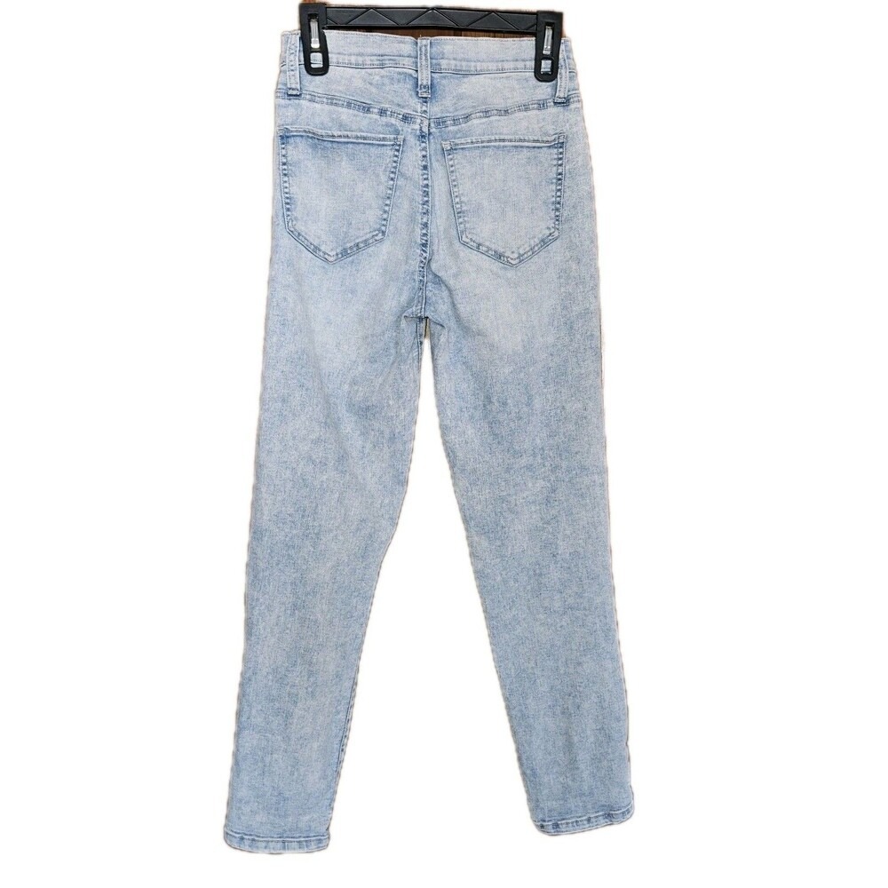 SO High Rise Curvy Mom Jeans Womens Size 1 / 25 Light Acid Wash Distressed Denim